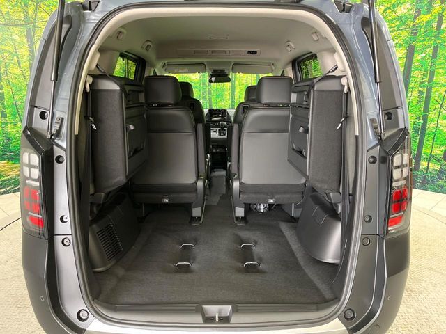 後席を格納すると、これだけの広さが！シーンに合わせたシートアレンジで、大きな荷物も積むことが出来ます♪