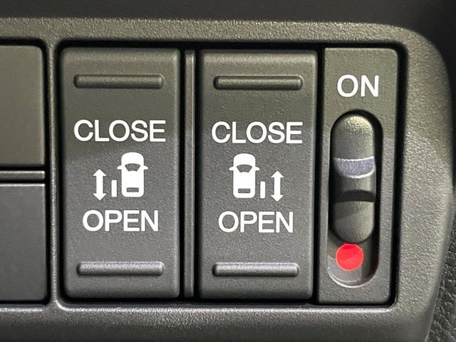 【両側パワースライドドア】スマートキーや運転席のスイッチで後席両側スライドドアの開閉が可能♪電動だから力を入れてドアを開ける必要が無く、小さなお子様でも簡単に開け閉めでき快適です♪