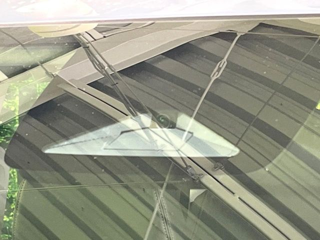 【ホンダセンシング】走行中に前方の車両等を認識し、衝突しそうな時は警報とブレーキで衝突回避と被害軽減をアシスト。より安全にドライブをお楽しみいただけます。