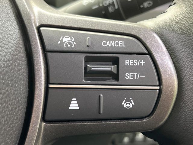 【アダプティブクルーズコントロール】高速道路での長距離走行が楽に！！自動で速度を保つクルーズコントロールが、衝突軽減システムと連携し、前方の車両を感知して車間を保つように速度調節してくれます！！