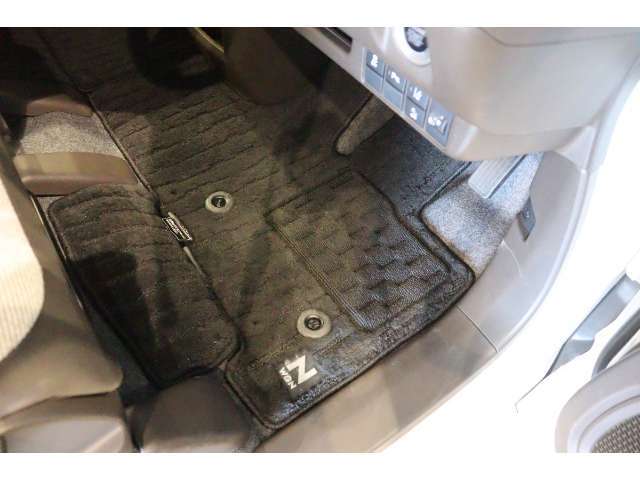 フロアマット装着済み！汚れがちなフロアマットもきれいな状態ですよ♪