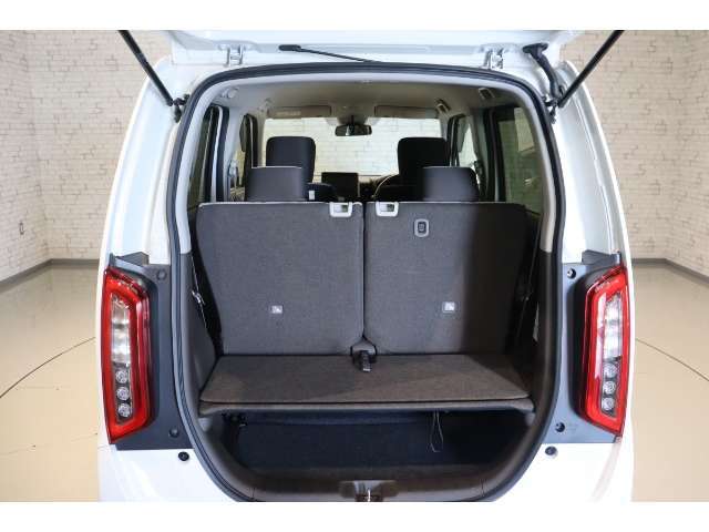 こんなに広い荷室が出来ますよ！背の高い荷物も積めます。リアシートとトランクが繋がっているので、長尺ものでも収納がOK！買い物等で重宝しますよ！