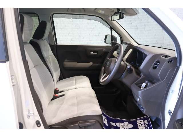 良好な視界とスムーズな乗り降りを実現した運転席。運転席はアイポイントを高くし視界良好です。