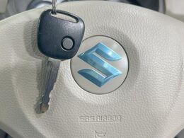 【キーレス】少し離れた場所からでもボタン一つでドアの開錠・施錠ができるのでとっても便利！ドアの鍵穴周りに傷をつけることもありません♪