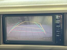 【バックカメラ】駐車時に後方がリアルタイム映像で確認できます。大型商業施設や立体駐車場での駐車時や、夜間のバック時に大活躍！運転スキルに関わらず、今や必須となった装備のひとつです！