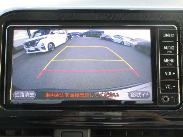 〔バックカメラ〕ギアをバックに入れると画面に自動的に後方映像が映し出され確認可能です。車庫入れなどの際に安全確認が出来て安心ですね。
