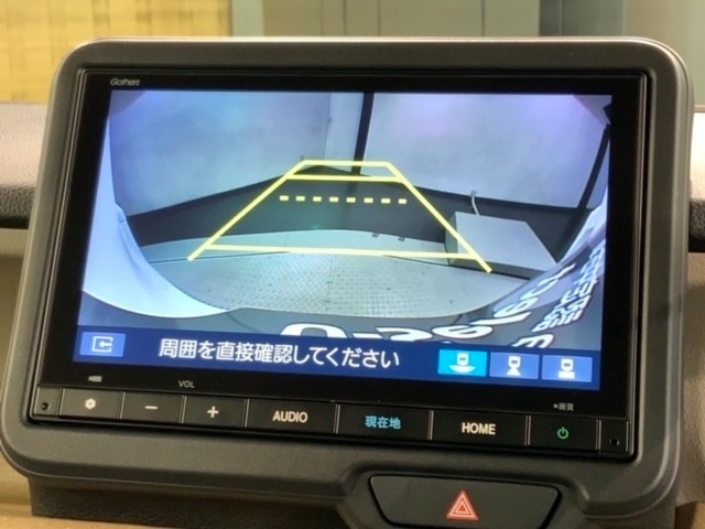 リバースギアに入れるだけで後方の表示へ切り替わります。夜間や雨の日の駐車も楽になりますよ。