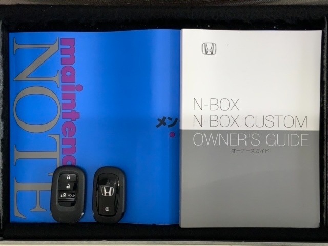 スマートキーは鍵をバッグに入れたままでもドアロックの開閉やエンジンのON・OFFができます。夜間や雨の日も鍵を探さなくて良いので便利です。