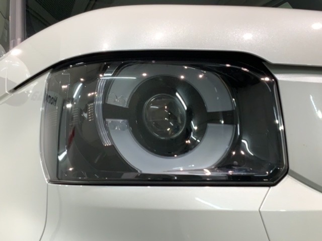 LEDヘッドライトは、点灯の瞬間から最大光量を発揮し、突然暗くなるトンネルなどでの安定感を高めます。