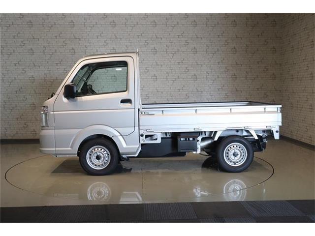 カラーはシルバーです。入庫後ボディ磨き、艶出し施工致しております。