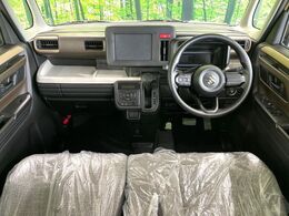 インパネシフトならハンドルからの移動距離が短く操作もスムーズ！また、足元が広くなりすっきりしますので、大柄な方でも快適にお過ごしいただけます。