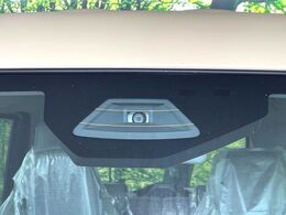 【スズキ　セーフティサポート】走行中に前方の車両等を認識し、衝突しそうな時は警報とブレーキで衝突回避と被害軽減をアシスト。より安全にドライブをお楽しみいただけます。