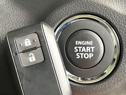 【キーレススタートシステム】カバンやポケットに入れたままでもドアの施錠・解錠が可能なスマートキーを装備。エンジンのオン・オフ時もカギを取り出す必要が無いからとっても便利です♪