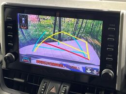 c【バックカメラ】駐車時に後方がリアルタイム映像で確認できます。大型商業施設や立体駐車場での駐車時や、夜間のバック時に大活躍！運転スキルに関わらず、今や必須となった装備のひとつです！
