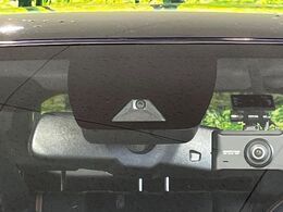 【トヨタセーフティセンス】走行中に前方の車両等を認識し、衝突しそうな時は警報とブレーキで衝突回避と被害軽減をアシスト。より安全にドライブをお楽しみいただけます。