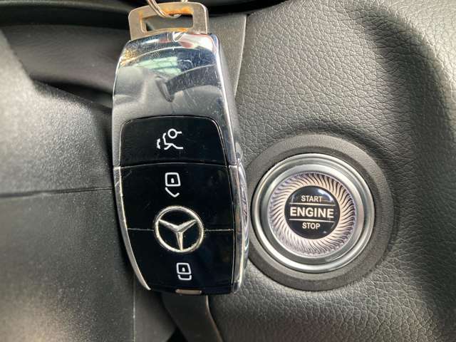 【キーレスゴー】カバンやポケットに入れたままでもドアの施錠・解錠が可能なスマートキーを装備。エンジンのオン・オフ時もカギを取り出す必要が無いからとっても便利です♪