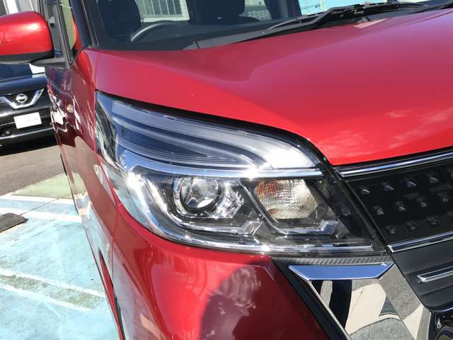 LEDヘッドライトは明るく暗い道も安心です。