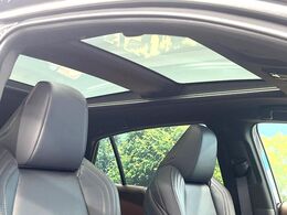 【調光パノラマルーフ】車内の解放感が一気に上がる大型パノラマルーフに調光機能がプラス！日差しが強い時、シェードを閉めなくてもガラスの透明度を調整することで心地よい明るさに♪