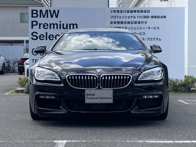 BMWの代名詞の【キドニーグリル】グリルが腎臓のように見えるので【キドニー】と呼ばれるようになりました。一目見ただけでBMWであると認識できる確固たるアイコンとして存在感を放ちます。