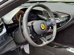 カーボンフロントラゲッジコンパートメントエリア　特別色インテリア：ジアッロ113266　イエローシートベルト