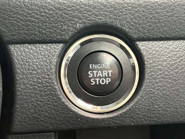 プッシュスターターです。ボタン1つでエンジン始動できます！同時に盗難防止装置付きなので、オーナーが持っている鍵がないとエンジンがかけられない仕組みになっており、安心です！