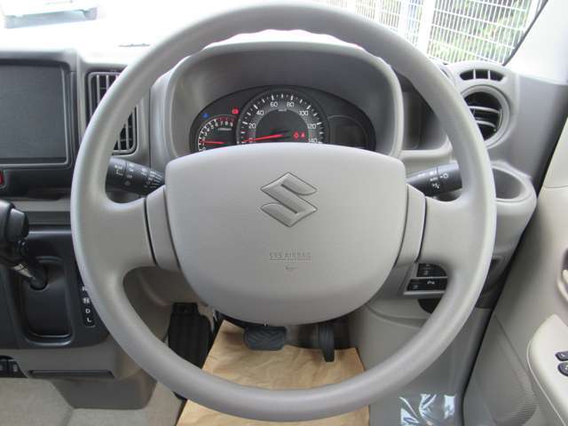 握りやすいステアリングです◎