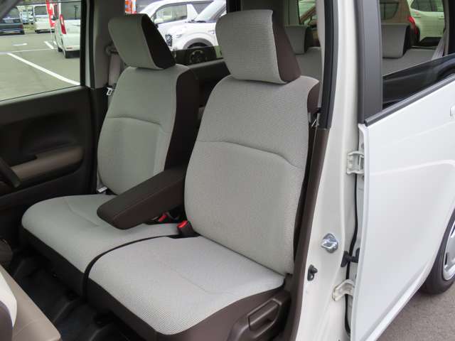 助手席と運転席はゆったりと座れるベンチシートタイプになっています。
