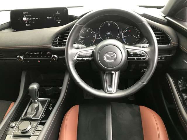 【運転席インテリアデザイン】左右対称のインテリアデザインでドライバーを包み込み運転に集中できるように設計されています。