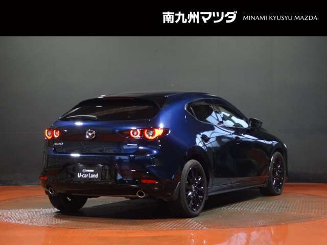 【MAZDA3】光の映り込みだけで、「面のうつろい」を表現し、見る場所、時間、天気によりさまざまな表情を見せ、見るたびに「このクルマにして良かった」と思っていただける車です。洗車も楽しくなります。