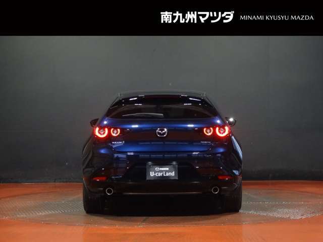 【ボディカラー：ディープクリスタルブルーマイカ】深みのある濃紺の色で、落ち着いた雰囲気や若々しさを感じさせるカラーです。主張が強い色ながら、濃すぎず明るすぎず、ほどよい重厚感を印象付けます。