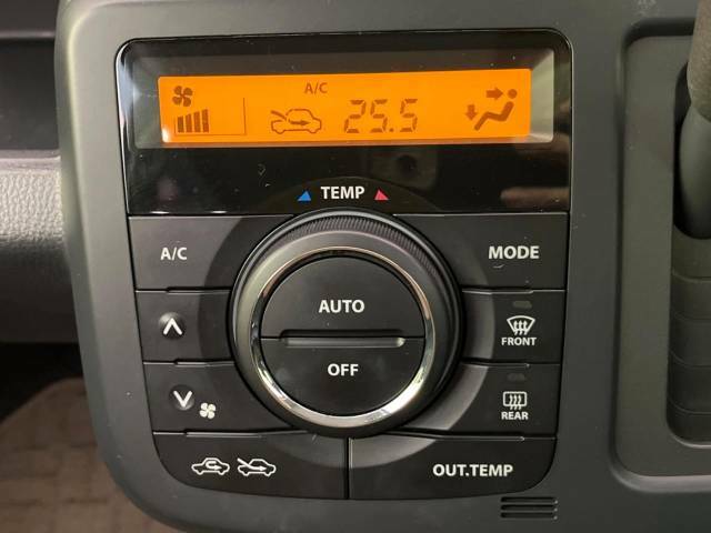 【オートエアコン】一度お好みの温度に設定すれば、車内の温度を検知し風量や温度を自動で調整。暑い…寒い…と何度もスイッチ操作をする必要はありません。快適な車内空間には必須の機能ですね♪