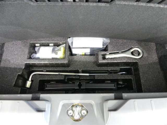 スペアタイヤレス車です。応急セットを搭載しております。