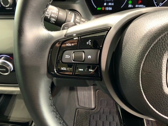 ステアリングにオーディオ操作スイッチが付いています。オーディオ画面に直接タッチしなくても操作が出来ますので、運転に集中できます。