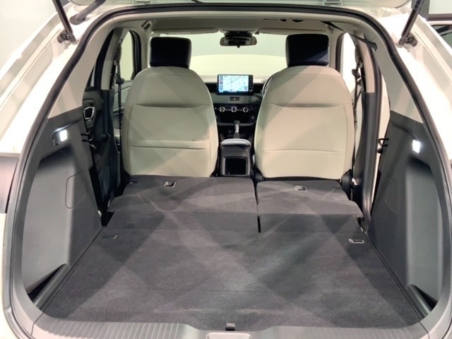 リア席を倒せば広々とした空間の出来上がり！床が低くフラットになり、天井までの高さがありますので積載が便利です。