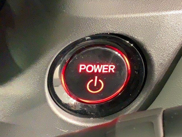 ワンプッシュでエンジンのスタート、ストップが出来て便利です。