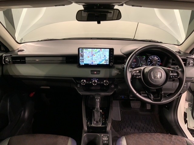 使いやすいレイアウトのダッシュボード周辺です。オートエアコンや小物入れなど嬉しい装備が満載です。