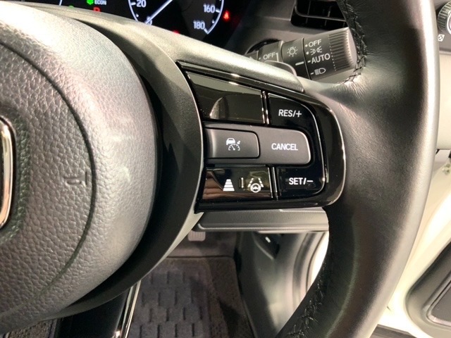 クルーズコントロールを装備しています。高速道路などで一定の速度で走ってくれるので運転が楽ですよ！速度を設定できますので、スピードの出しすぎにも注意できます。