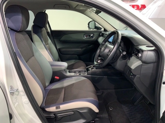 程よい硬さとホールド性が高くロングドライブも疲れにくいシートです。