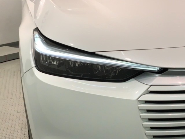 LEDヘッドライトは、点灯の瞬間から最大光量を発揮し、突然暗くなるトンネルなどでの安定感を高めます。