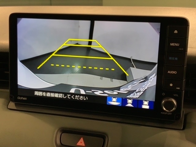 リバースギアに入れるだけで後方の表示へ切り替わります。夜間や雨の日の駐車も楽になりますよ。
