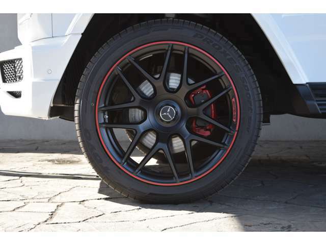 AMG鍛造エディションワン22インチホイール。装着してわずか200km走行のホイール、タイヤとあります。キャリパーも赤に塗装されております。