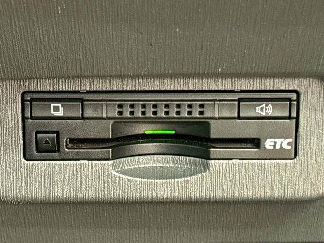 【ETC車載器】を装備しておりますので、ご納車直後からの遠距離ドライブも可能です。土日の利用料金の割引や、朝夕の通行料金を割引料金で高速道路をお楽しみいただけます。