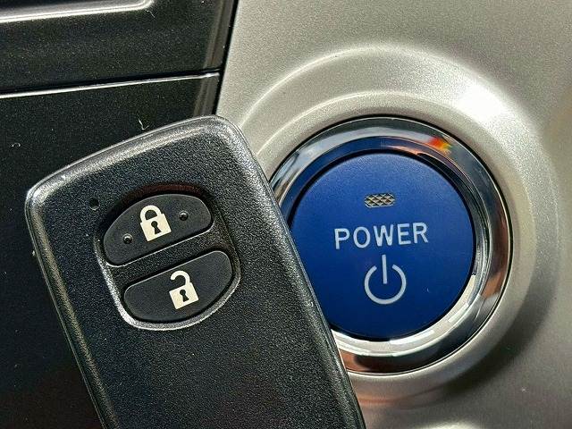 【スマートエントリー＆プッシュスタートシステム】キーをポケットに入れたままでドアの開錠・施錠、エンジン始動が可能です。