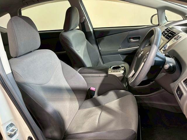 【フロントシート】破れ・へたりも少なく、ご覧の通りきれいな状態を維持しております。また、室内クリーニング・コーティングもご用命いただけます。