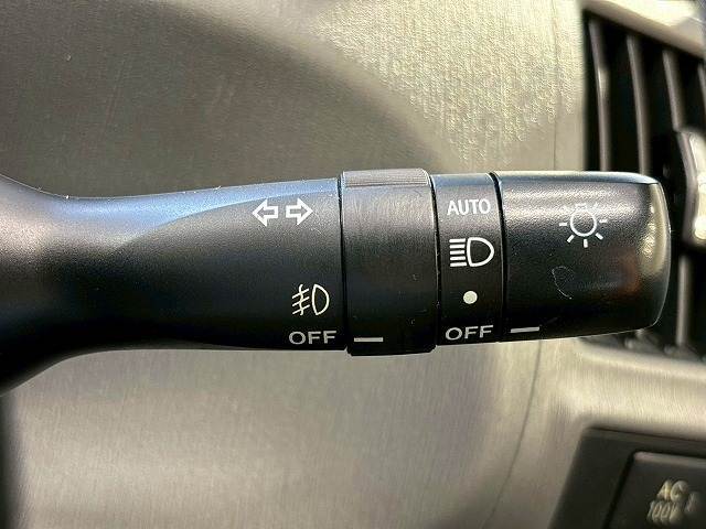 【オートライト】を搭載しております。トンネル走行時や暗くなると自動でヘッドライトが点灯します。