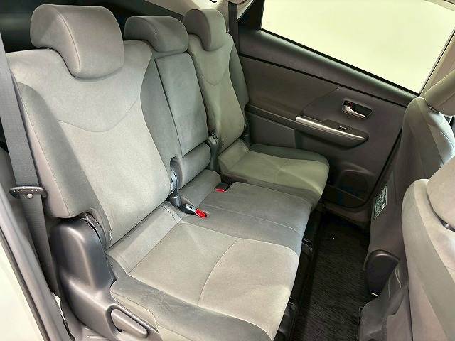 【リアシート】後部座席も気になるようなキズ・汚れやへたり等、大きなダメージはなく、良好な状態です。