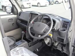 邪魔なものがなく運転しやすいコックピットです。シートも厚みがありより長距離を運転できます。