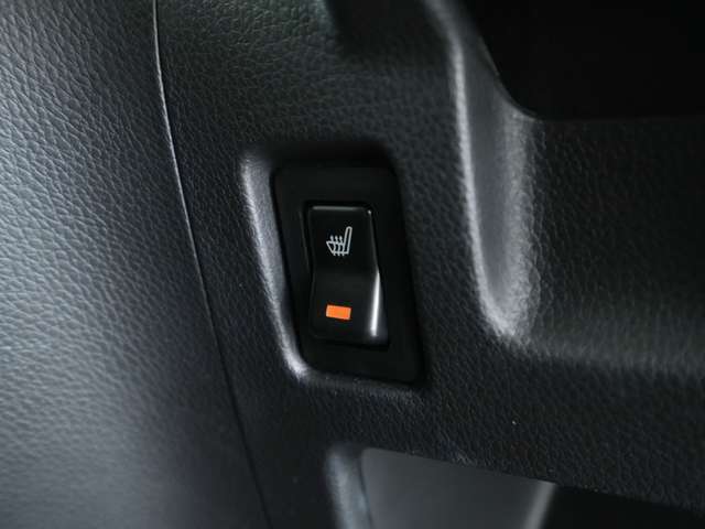 運転席にはシートヒーターも搭載しております