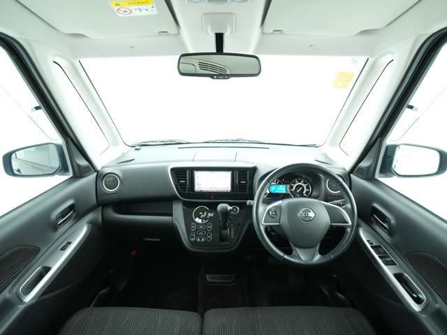 多機能ながらもスッキリとまとまったインパネ廻りは運転操作に迷いにくくなっております！