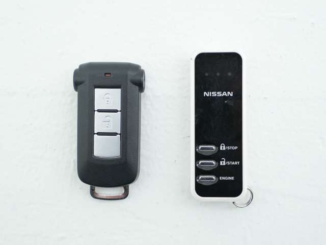 【キー】スマートキー＆エンジンスターターを付属！バックやポケットに入れたまま、車両のロック開閉やエンジンのスタートを行えるため、キーの出し入れの手間もありません！